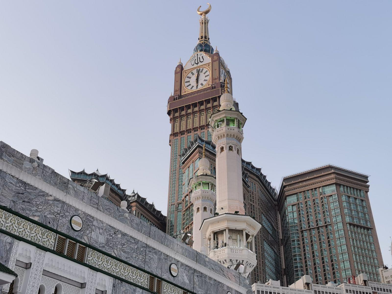 Klokketårnet og minaret ved Den hellige moskéen i Mekka
