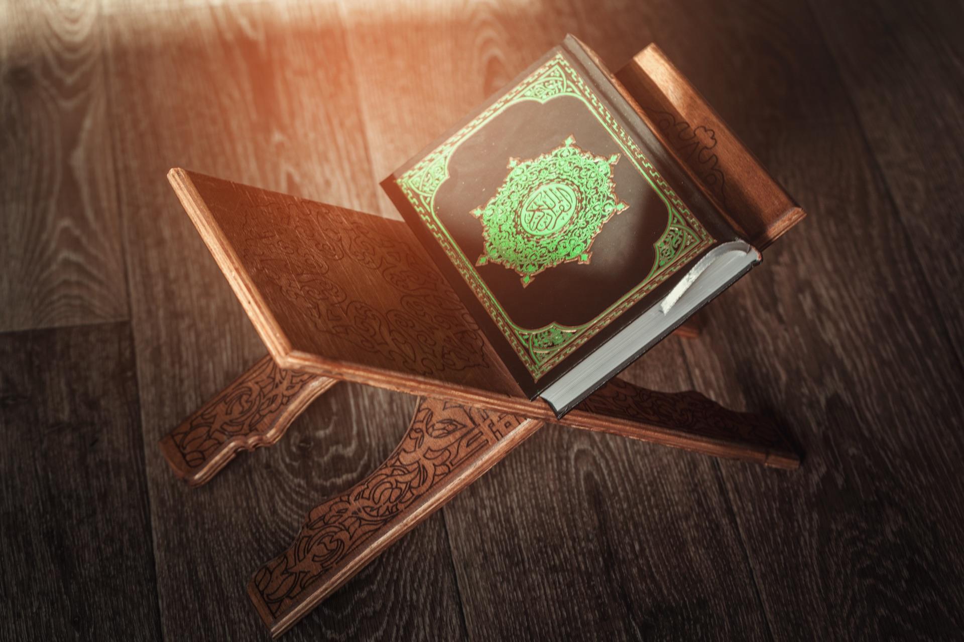 Oppslått Koran, symbol for Al-Injaaz' kurs i Koran, fiqh og islamsk kunnskap