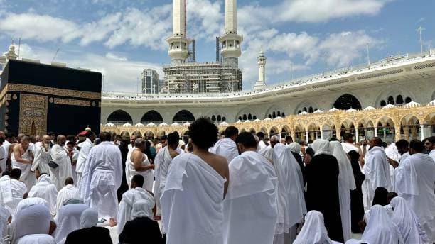 Pilegrimer i ihram ved Kaba